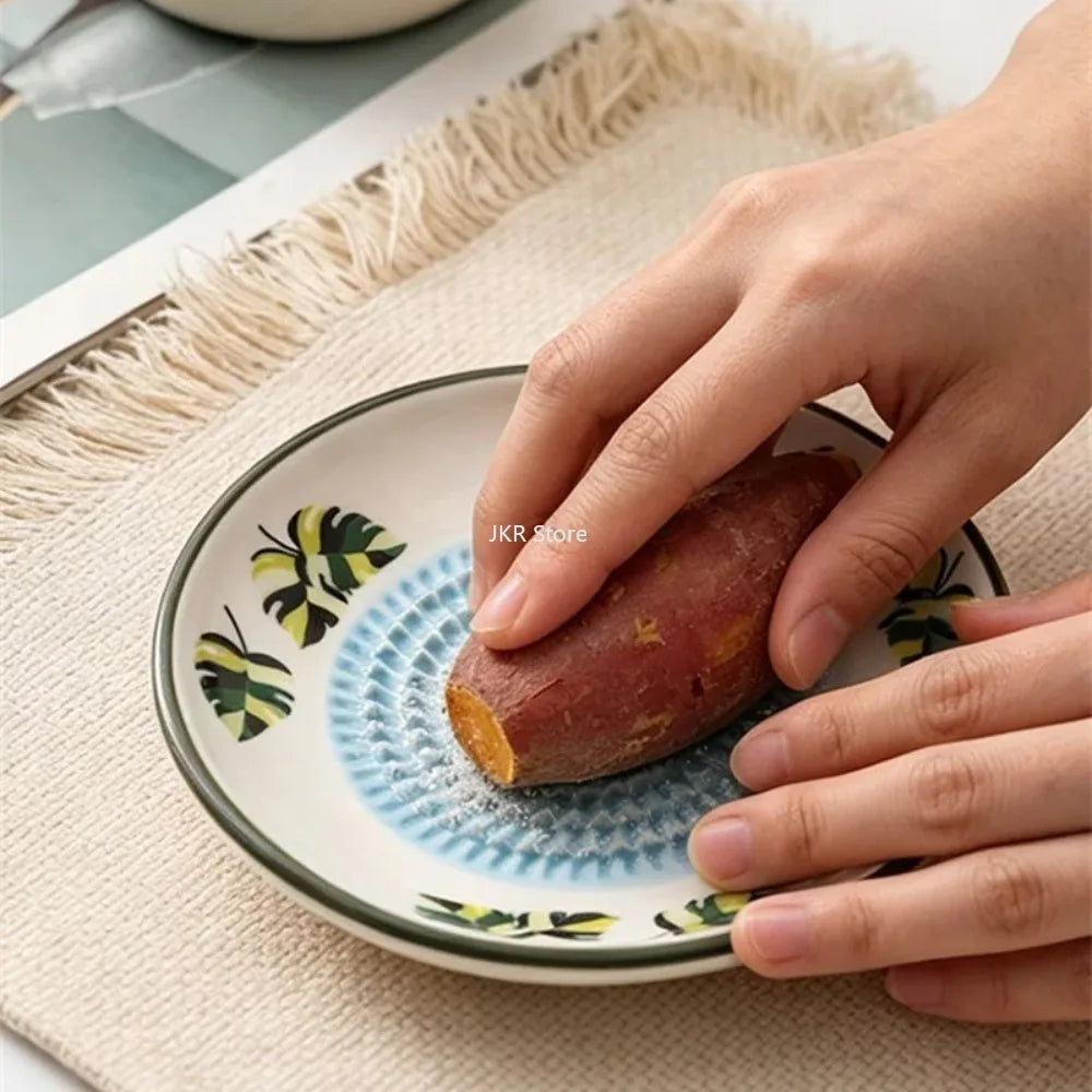 Grattugia di ceramica per frutta e verdura, fresca e congelata.